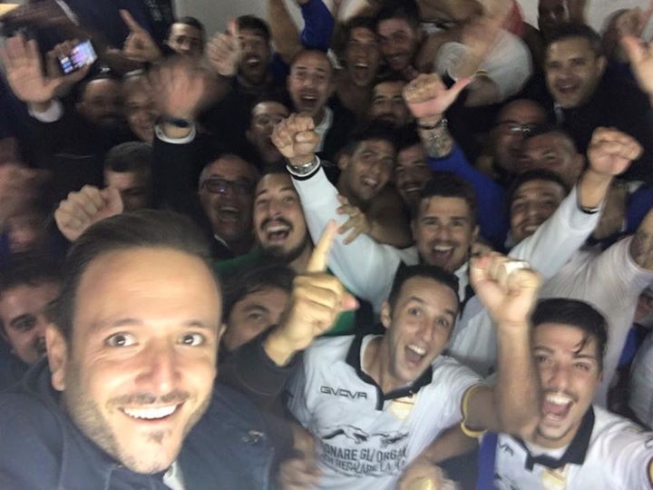 Il selfie con il quale il Messina ha celebrato la vittoria di Melfi negli spogliatoi