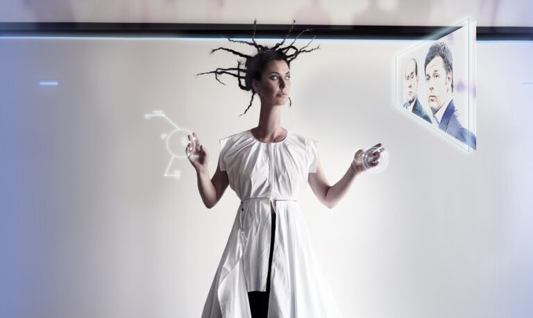 Al Teatro Vittorio Emanuele, Sabina Guzzanti in “Come ne venimmo fuori”