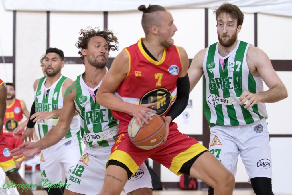 Scerbinskis attorniato dagli avversari