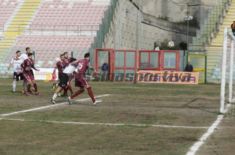 Al Messina lo spareggio salvezza con il Locri (2-1). I tifosi contestano in Tribuna