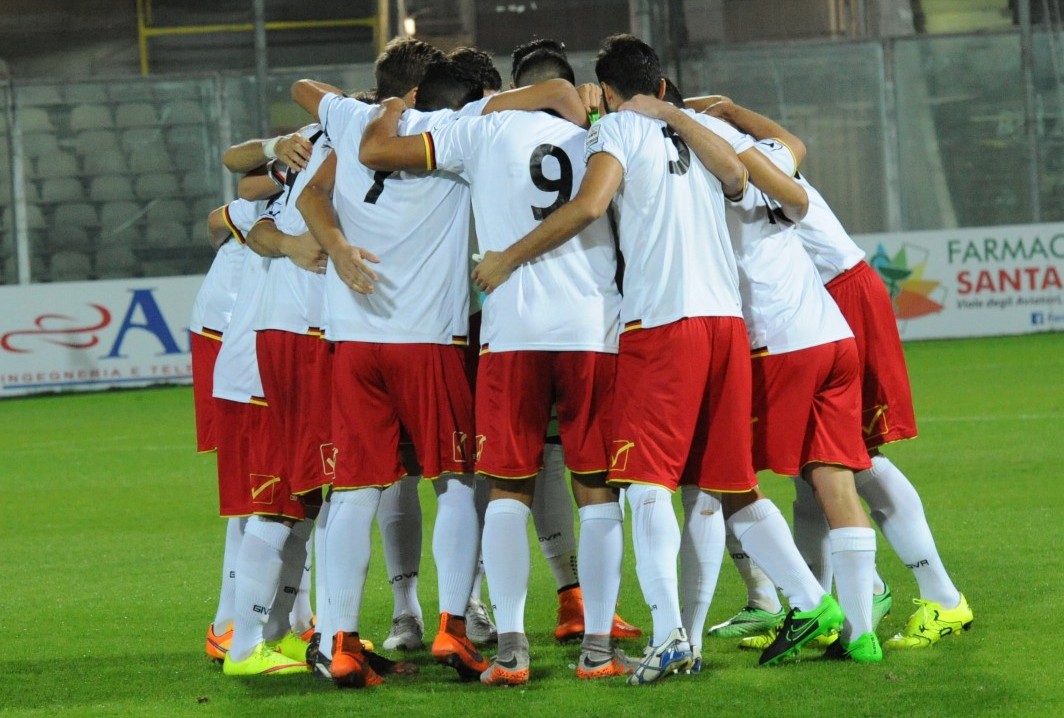 I calciatori del Messina si caricano prima del via