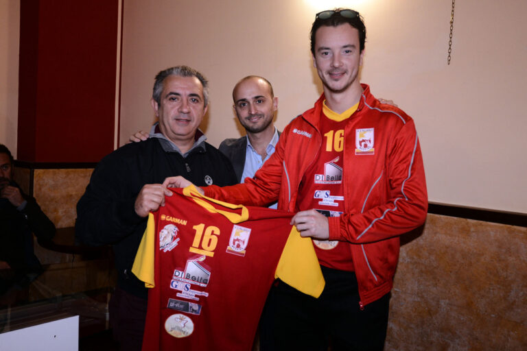 Il marchio del Birrificio Messina sulle maglie della Pallavolo Messina
