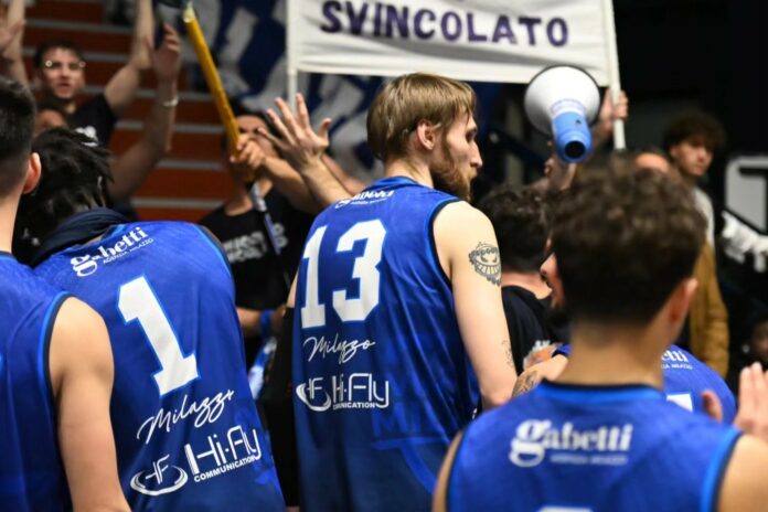 La Svincolati Milazzo saluta i suoi tifosi (foto Giuseppe De Paoli) Svincolati Milazzo