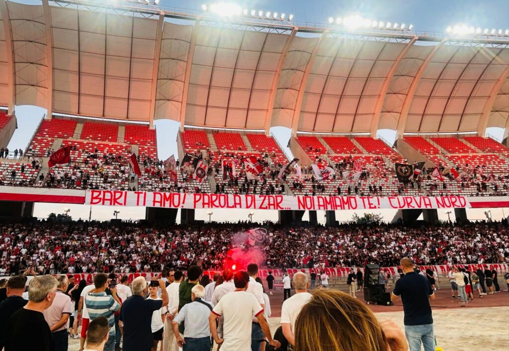 L’omaggio di Bari a Protti: intitolata la Curva Nord, ceneri accolte al San Nicola