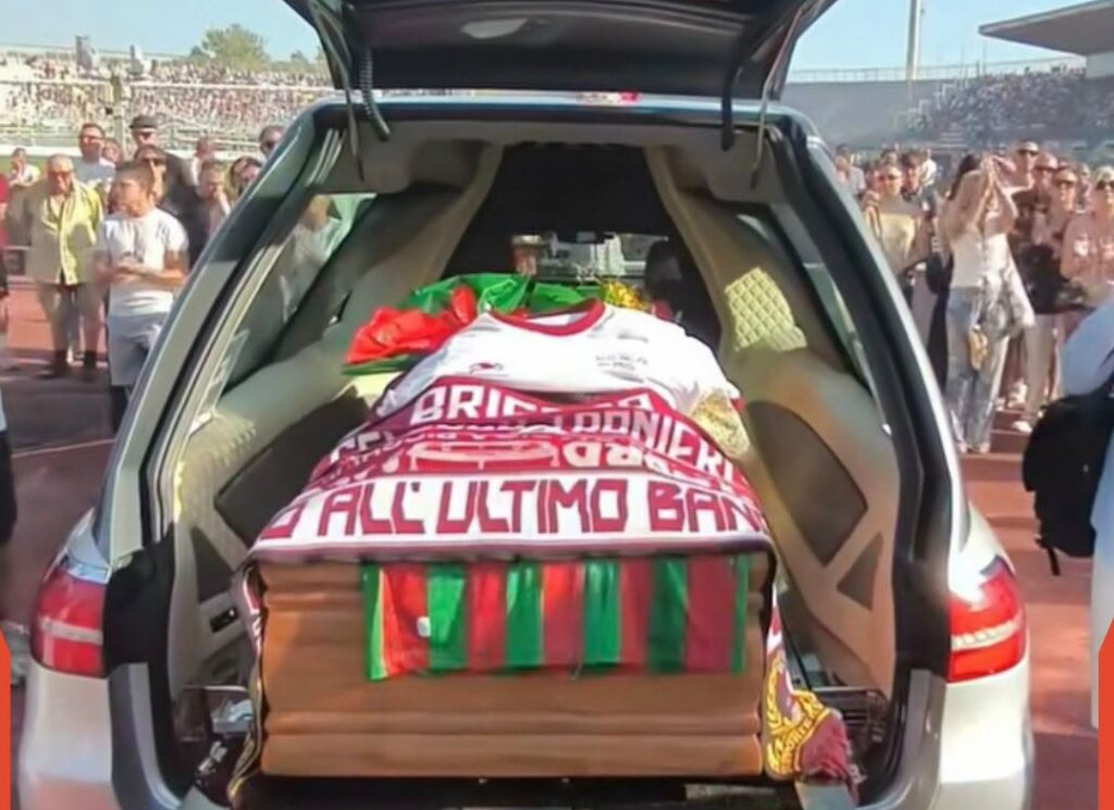 Livorno, l’ultimo saluto a Protti: in 10.000 al Picchi tra fumogeni, lacrime e cori