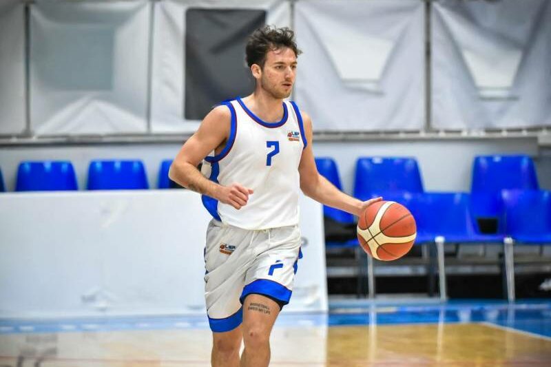 Il Barcellona Basket sul play Emanuele Caiazza. Giocava a Ferrara in B Nazionale