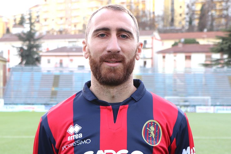 Messina in pressing su Burzio. Vicino il portiere Simone Calabrese, ex Vittoria